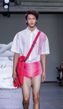 New York, Ny, Amerika Birleşik Devletleri - 10 Temmuz 2018: Bir model yürür pist için Feng Chen Wang ilkbahar/yaz 2019 pist gösterisi sırasında Ny moda Wweek: Mens Industria Studios, Manhattan