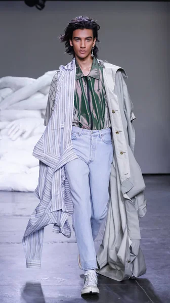 New York, Ny, Amerika Birleşik Devletleri - 10 Temmuz 2018: Bir model yürür pist için Feng Chen Wang ilkbahar/yaz 2019 pist gösterisi sırasında Ny moda Wweek: Mens Industria Studios, Manhattan