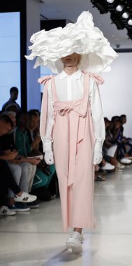 New York, Ny, Amerika Birleşik Devletleri - 9 Temmuz 2018: Bir model yürür pist Alessandro Trincone ilkbahar/yaz 2019 pist gösterisi sırasında Ny moda haftası için: Mens Cadillac House, Manhattan