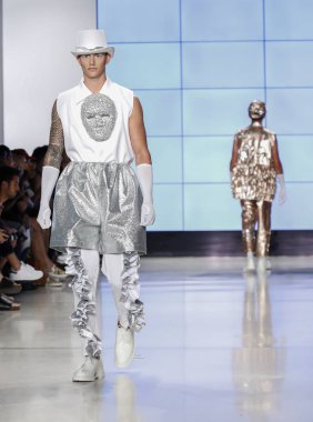 New York, Ny, Amerika Birleşik Devletleri - 9 Temmuz 2018: Bir model yürür pist Alessandro Trincone ilkbahar/yaz 2019 pist gösterisi sırasında Ny moda haftası için: Mens Cadillac House, Manhattan