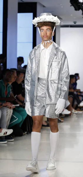 ニューヨーク ニューヨーク アメリカ合衆国 2018 ファッション ウィーク中にアレッサンドロ Trincone 2019年滑走路ショーのモデル散歩滑走 キャデラックの家 マンハッタンでメンズ — ストック写真