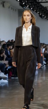 New York, Ny, Amerika Birleşik Devletleri - 6 Eylül 2018: Bir model yürür pist Noor ilkbahar/yaz 2019 pist gösterisi bahar Studios, Manhattan, New York moda haftası sırasında öğlen için