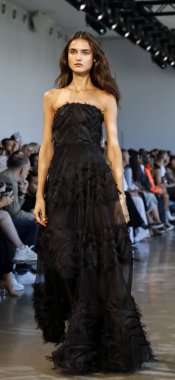 New York, Ny, Amerika Birleşik Devletleri - 6 Eylül 2018: Bir model yürür pist Noor ilkbahar/yaz 2019 pist gösterisi bahar Studios, Manhattan, New York moda haftası sırasında öğlen için