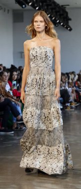 New York, Ny, Amerika Birleşik Devletleri - 6 Eylül 2018: Bir model yürür pist Noor ilkbahar/yaz 2019 pist gösterisi bahar Studios, Manhattan, New York moda haftası sırasında öğlen için