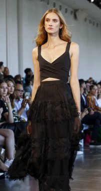 New York, Ny, Amerika Birleşik Devletleri - 6 Eylül 2018: Bir model yürür pist Noor ilkbahar/yaz 2019 pist gösterisi bahar Studios, Manhattan, New York moda haftası sırasında öğlen için