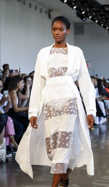 New York, Ny, Amerika Birleşik Devletleri - 6 Eylül 2018: Bir model yürür pist Noor ilkbahar/yaz 2019 pist gösterisi bahar Studios, Manhattan, New York moda haftası sırasında öğlen için