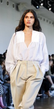 New York, Ny, Amerika Birleşik Devletleri - 6 Eylül 2018: Bir model yürür pist Noor ilkbahar/yaz 2019 pist gösterisi bahar Studios, Manhattan, New York moda haftası sırasında öğlen için