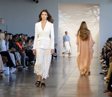 New York, Ny, Amerika Birleşik Devletleri - 6 Eylül 2018: Bir model yürür pist Noor ilkbahar/yaz 2019 pist gösterisi bahar Studios, Manhattan, New York moda haftası sırasında öğlen için