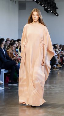 New York, Ny, Amerika Birleşik Devletleri - 6 Eylül 2018: Bir model yürür pist Noor ilkbahar/yaz 2019 pist gösterisi bahar Studios, Manhattan, New York moda haftası sırasında öğlen için