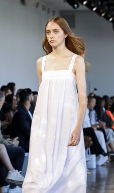 New York, Ny, Amerika Birleşik Devletleri - 6 Eylül 2018: Bir model yürür pist Noor ilkbahar/yaz 2019 pist gösterisi bahar Studios, Manhattan, New York moda haftası sırasında öğlen için