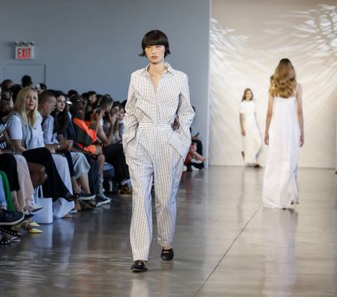 New York, Ny, Amerika Birleşik Devletleri - 6 Eylül 2018: Bir model yürür pist Noor ilkbahar/yaz 2019 pist gösterisi bahar Studios, Manhattan, New York moda haftası sırasında öğlen için