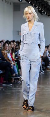 New York, Ny, Amerika Birleşik Devletleri - 6 Eylül 2018: Bir model yürür pist Noor ilkbahar/yaz 2019 pist gösterisi bahar Studios, Manhattan, New York moda haftası sırasında öğlen için