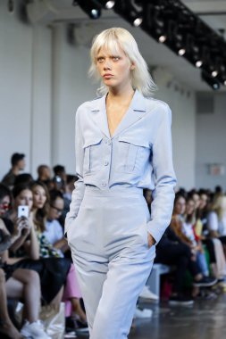 New York, Ny, Amerika Birleşik Devletleri - 6 Eylül 2018: Bir model yürür pist Noor ilkbahar/yaz 2019 pist gösterisi bahar Studios, Manhattan, New York moda haftası sırasında öğlen için