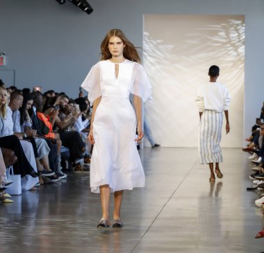 New York, Ny, Amerika Birleşik Devletleri - 6 Eylül 2018: Bir model yürür pist Noor ilkbahar/yaz 2019 pist gösterisi bahar Studios, Manhattan, New York moda haftası sırasında öğlen için