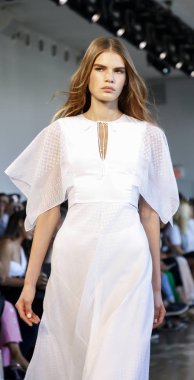 New York, Ny, Amerika Birleşik Devletleri - 6 Eylül 2018: Bir model yürür pist Noor ilkbahar/yaz 2019 pist gösterisi bahar Studios, Manhattan, New York moda haftası sırasında öğlen için