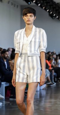 New York, Ny, Amerika Birleşik Devletleri - 6 Eylül 2018: Bir model yürür pist Noor ilkbahar/yaz 2019 pist gösterisi bahar Studios, Manhattan, New York moda haftası sırasında öğlen için