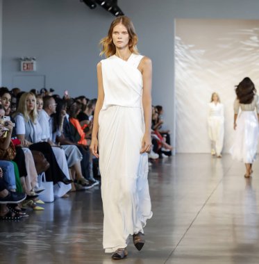 New York, Ny, Amerika Birleşik Devletleri - 6 Eylül 2018: Bir model yürür pist Noor ilkbahar/yaz 2019 pist gösterisi bahar Studios, Manhattan, New York moda haftası sırasında öğlen için