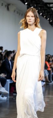 New York, Ny, Amerika Birleşik Devletleri - 6 Eylül 2018: Bir model yürür pist Noor ilkbahar/yaz 2019 pist gösterisi bahar Studios, Manhattan, New York moda haftası sırasında öğlen için