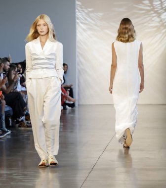 New York, Ny, Amerika Birleşik Devletleri - 6 Eylül 2018: Bir model yürür pist Noor ilkbahar/yaz 2019 pist gösterisi bahar Studios, Manhattan, New York moda haftası sırasında öğlen için