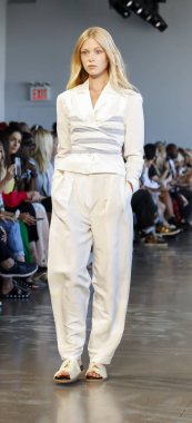New York, Ny, Amerika Birleşik Devletleri - 6 Eylül 2018: Bir model yürür pist Noor ilkbahar/yaz 2019 pist gösterisi bahar Studios, Manhattan, New York moda haftası sırasında öğlen için