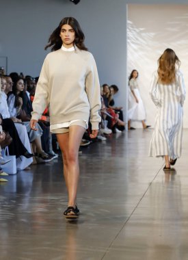 New York, Ny, Amerika Birleşik Devletleri - 6 Eylül 2018: Bir model yürür pist Noor ilkbahar/yaz 2019 pist gösterisi bahar Studios, Manhattan, New York moda haftası sırasında öğlen için