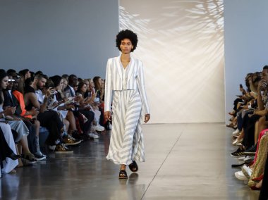 New York, Ny, Amerika Birleşik Devletleri - 6 Eylül 2018: Bir model yürür pist Noor ilkbahar/yaz 2019 pist gösterisi bahar Studios, Manhattan, New York moda haftası sırasında öğlen için