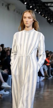 New York, Ny, Amerika Birleşik Devletleri - 6 Eylül 2018: Bir model yürür pist Noor ilkbahar/yaz 2019 pist gösterisi bahar Studios, Manhattan, New York moda haftası sırasında öğlen için