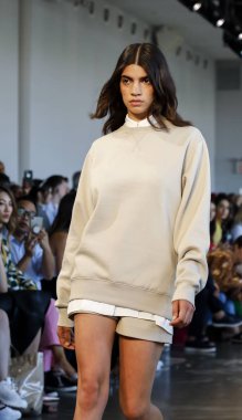 New York, Ny, Amerika Birleşik Devletleri - 6 Eylül 2018: Bir model yürür pist Noor ilkbahar/yaz 2019 pist gösterisi bahar Studios, Manhattan, New York moda haftası sırasında öğlen için