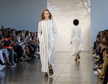 New York, Ny, Amerika Birleşik Devletleri - 6 Eylül 2018: Bir model yürür pist Noor ilkbahar/yaz 2019 pist gösterisi bahar Studios, Manhattan, New York moda haftası sırasında öğlen için
