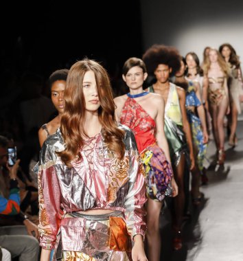 New York, ABD - 8 Eylül 2018: Modelleri yürüyüş pist Custo Barcelona ilkbahar/yaz 2019 pist gösterinin Pier 59 Studios Chelsea Piers, Manhattan, New York moda haftası için
