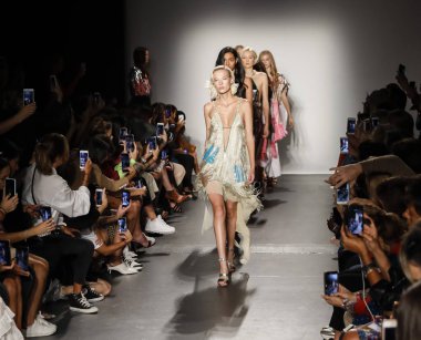New York, ABD - 8 Eylül 2018: Modelleri yürüyüş pist Custo Barcelona ilkbahar/yaz 2019 pist gösterinin Pier 59 Studios Chelsea Piers, Manhattan, New York moda haftası için