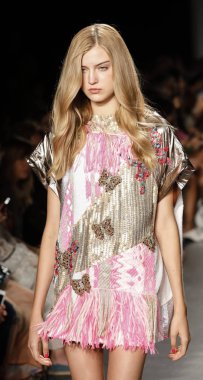 New York, ABD - 8 Eylül 2018: Bir model yürür pist Custo Barcelona ilkbahar/yaz 2019 pist gösterinin Pier 59 Studios Chelsea Piers, Manhattan, New York moda haftası için