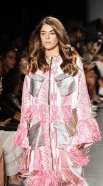 New York, ABD - 8 Eylül 2018: Bir model yürür pist Custo Barcelona ilkbahar/yaz 2019 pist gösterinin Pier 59 Studios Chelsea Piers, Manhattan, New York moda haftası için