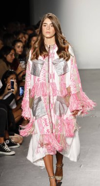 New York, ABD - 8 Eylül 2018: Bir model yürür pist Custo Barcelona ilkbahar/yaz 2019 pist gösterinin Pier 59 Studios Chelsea Piers, Manhattan, New York moda haftası için