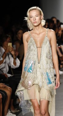 New York, ABD - 8 Eylül 2018: Bir model yürür pist Custo Barcelona ilkbahar/yaz 2019 pist gösterinin Pier 59 Studios Chelsea Piers, Manhattan, New York moda haftası için