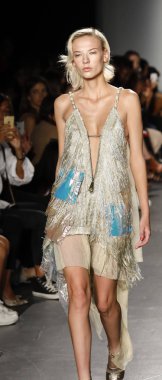 New York, ABD - 8 Eylül 2018: Bir model yürür pist Custo Barcelona ilkbahar/yaz 2019 pist gösterinin Pier 59 Studios Chelsea Piers, Manhattan, New York moda haftası için