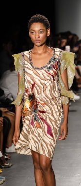 New York, ABD - 8 Eylül 2018: Bir model yürür pist Custo Barcelona ilkbahar/yaz 2019 pist gösterinin Pier 59 Studios Chelsea Piers, Manhattan, New York moda haftası için