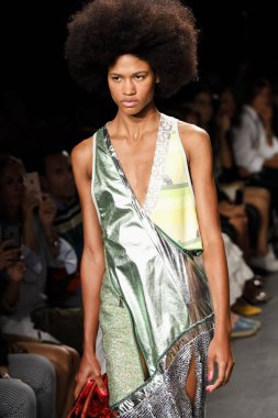 New York, ABD - 8 Eylül 2018: Bir model yürür pist Custo Barcelona ilkbahar/yaz 2019 pist gösterinin Pier 59 Studios Chelsea Piers, Manhattan, New York moda haftası için