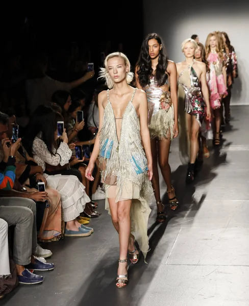 New York, ABD - 8 Eylül 2018: Modelleri yürüyüş pist Custo Barcelona ilkbahar/yaz 2019 pist gösterinin Pier 59 Studios Chelsea Piers, Manhattan, New York moda haftası için