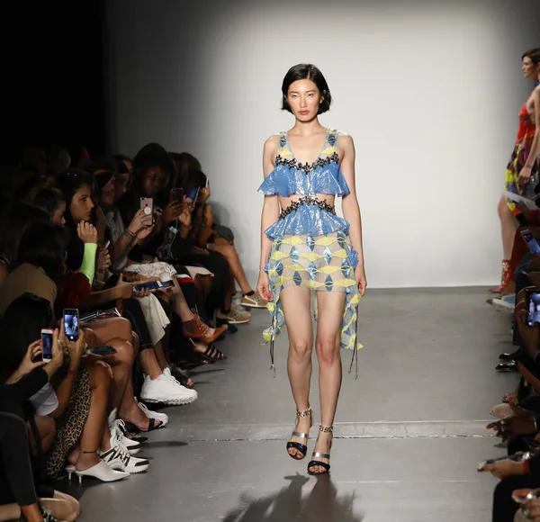 New York, ABD - 8 Eylül 2018: Bir model yürür pist Custo Barcelona ilkbahar/yaz 2019 pist gösterinin Pier 59 Studios Chelsea Piers, Manhattan, New York moda haftası için