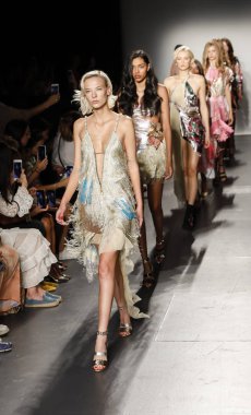 New York, ABD - 8 Eylül 2018: Modelleri yürüyüş pist Custo Barcelona ilkbahar/yaz 2019 pist gösterinin Pier 59 Studios Chelsea Piers, Manhattan, New York moda haftası için