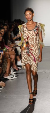 New York, ABD - 8 Eylül 2018: Bir model yürür pist Custo Barcelona ilkbahar/yaz 2019 pist gösterinin Pier 59 Studios Chelsea Piers, Manhattan, New York moda haftası için