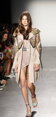 New York, ABD - 8 Eylül 2018: Bir model yürür pist Custo Barcelona ilkbahar/yaz 2019 pist gösterinin Pier 59 Studios Chelsea Piers, Manhattan, New York moda haftası için