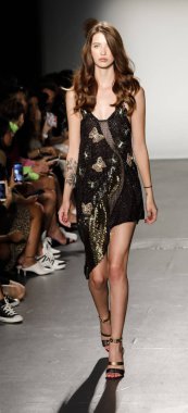 New York, ABD - 8 Eylül 2018: Bir model yürür pist Custo Barcelona ilkbahar/yaz 2019 pist gösterinin Pier 59 Studios Chelsea Piers, Manhattan, New York moda haftası için