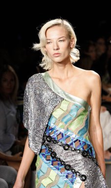 New York, ABD - 8 Eylül 2018: Bir model yürür pist Custo Barcelona ilkbahar/yaz 2019 pist gösterinin Pier 59 Studios Chelsea Piers, Manhattan, New York moda haftası için