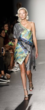 New York, ABD - 8 Eylül 2018: Bir model yürür pist Custo Barcelona ilkbahar/yaz 2019 pist gösterinin Pier 59 Studios Chelsea Piers, Manhattan, New York moda haftası için