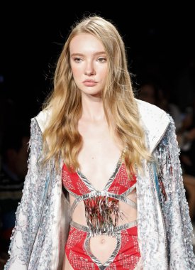 New York, ABD - 8 Eylül 2018: Bir model yürür pist Custo Barcelona ilkbahar/yaz 2019 pist gösterinin Pier 59 Studios Chelsea Piers, Manhattan, New York moda haftası için