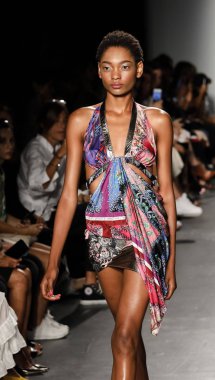 New York, ABD - 8 Eylül 2018: Bir model yürür pist Custo Barcelona ilkbahar/yaz 2019 pist gösterinin Pier 59 Studios Chelsea Piers, Manhattan, New York moda haftası için