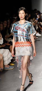 New York, ABD - 8 Eylül 2018: Bir model yürür pist Custo Barcelona ilkbahar/yaz 2019 pist gösterinin Pier 59 Studios Chelsea Piers, Manhattan, New York moda haftası için