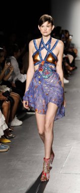 New York, ABD - 8 Eylül 2018: Bir model yürür pist Custo Barcelona ilkbahar/yaz 2019 pist gösterinin Pier 59 Studios Chelsea Piers, Manhattan, New York moda haftası için